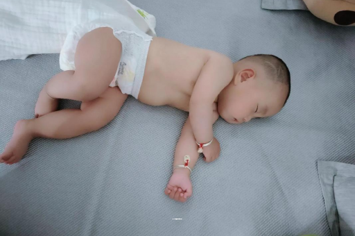 德宏几个月宝宝会抬头